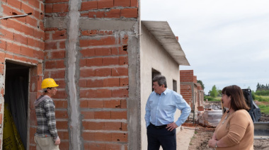 Autoridades recorrieron la obra de 22 viviendas que la provincia construye en Villa Elisa