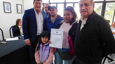 Familias de Santa Elena firmaron las escrituras de sus viviendas