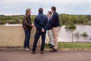 Frigerio recorrió las zonas afectadas por la creciente en Concordia y encabezó una reunión del Comité de Emergencia