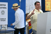 Flávio Bolsonaro y Lula da Silva se medirán en un reñido balotaje tras la primera vuelta en Brasil