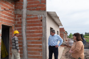 Autoridades recorrieron la obra de 22 viviendas que la provincia construye en Villa Elisa